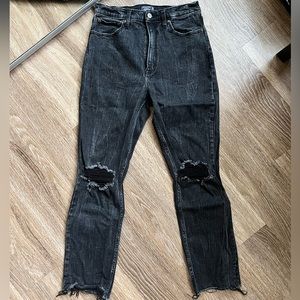 Abercrombie Ultra High Rise Mom Jean size 6/28